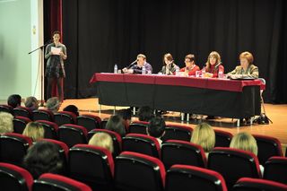 Mesa redonda sobre violencia de género en Arenas de San Pedro